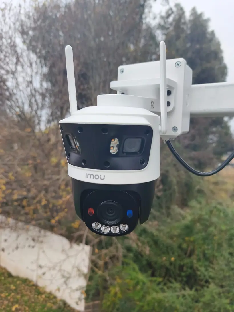 Cámara de seguridad PTZ doble lente instalada